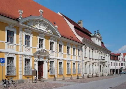 Kavaliershäuser auf der Schlossfreiheit in Zerbst/Anhalt - Bildquelle: Wikimedia Commons