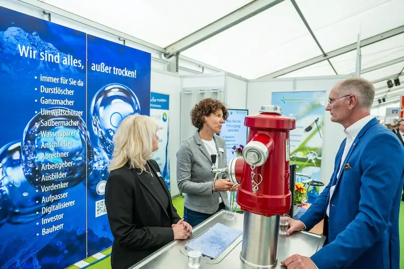 Andreas Dittmann im Gespräch mit Vertreterinnen von Heidewasser auf der Gewerbefachausstellung Zerbst