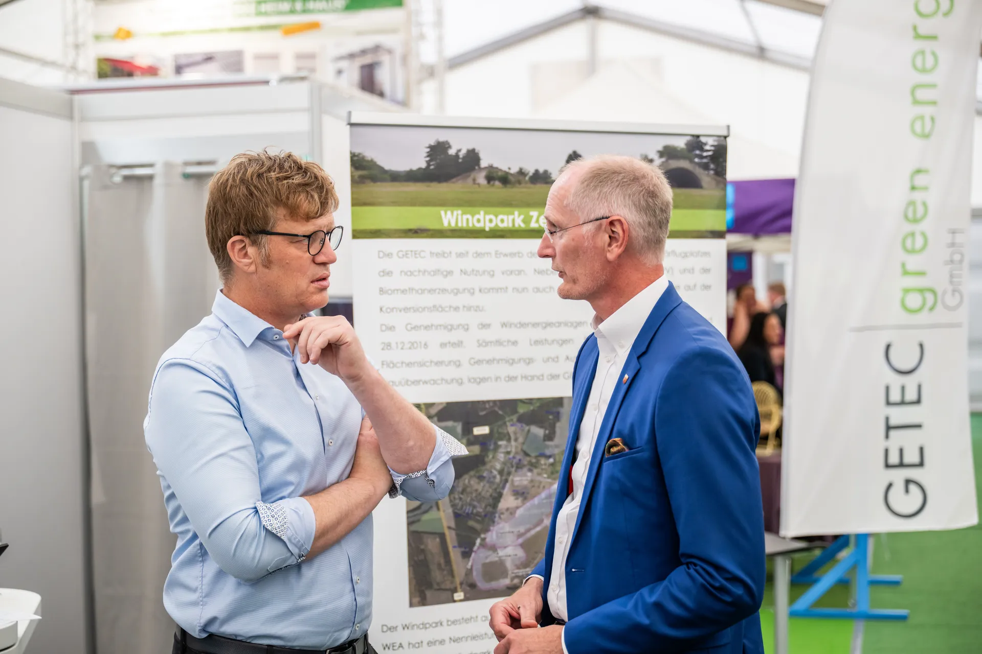 Andreas Dittmann im Gespräch mit einem Vertreter der GETEC Energie AG auf der Gewerbefachausstellung Zerbst